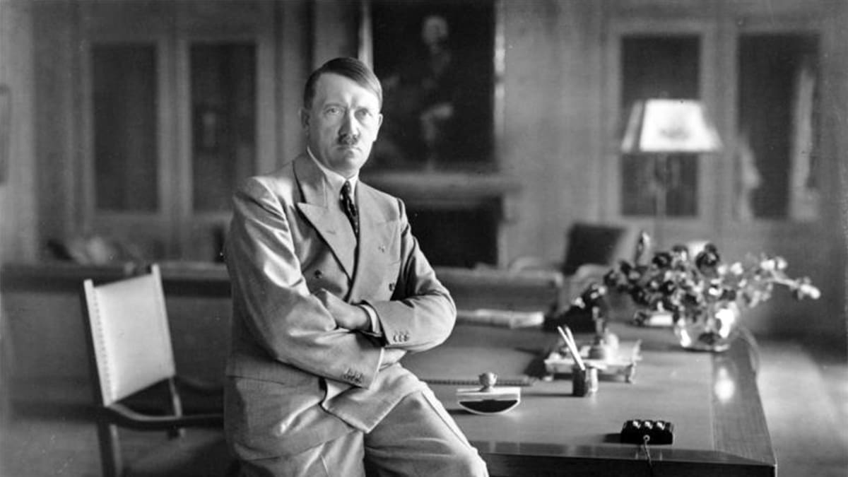 Adolf Hitler ve své pracovně - pevně založené ruce možná měly před fotografem zakrýt třes