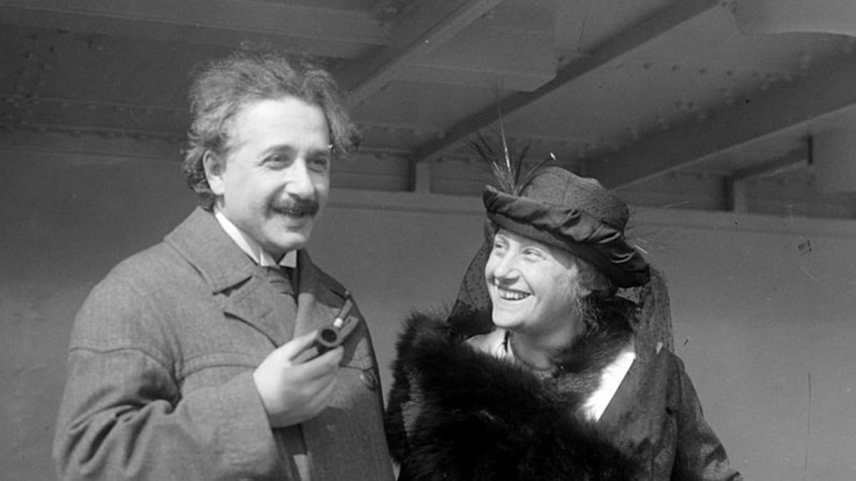 Albert Einstein s druhou manželkou Elsou Einstein v roce 1921