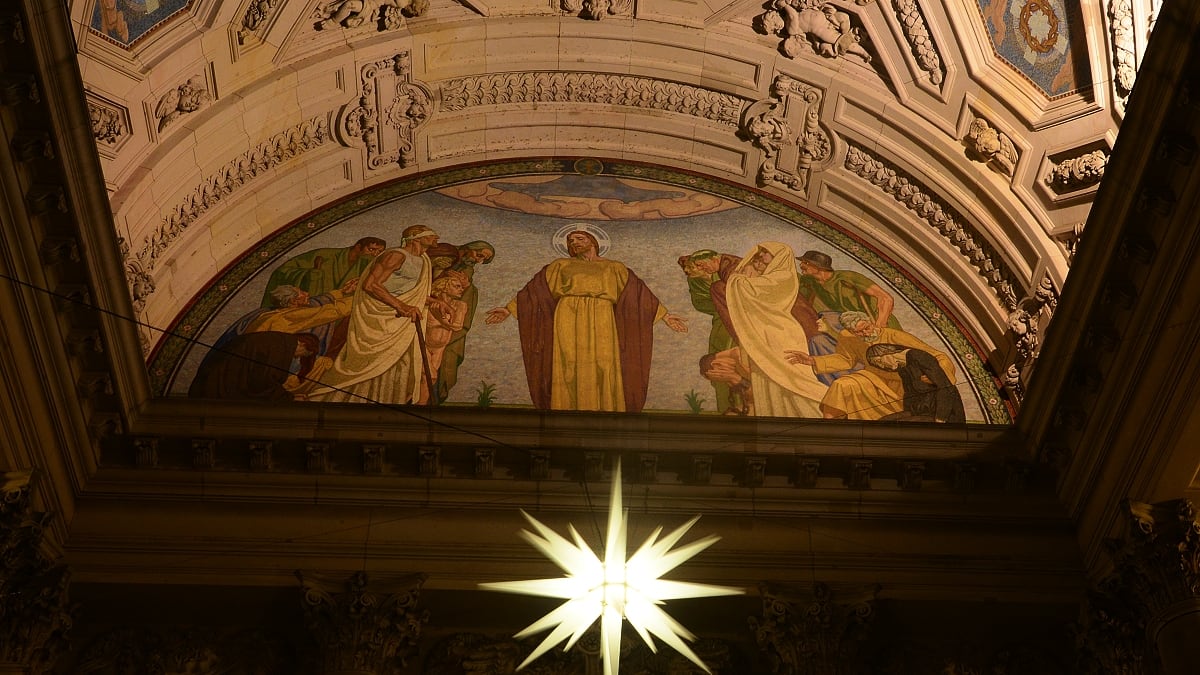 Herrhuntská hvězda v průčelí berlínské katedrály