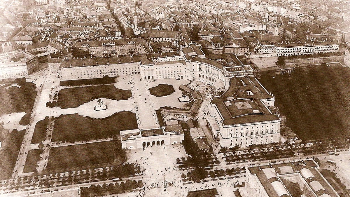 Letecký pohled na Hofburg, vídeňské sídlo habsburské monarchie (kolem roku 1900)