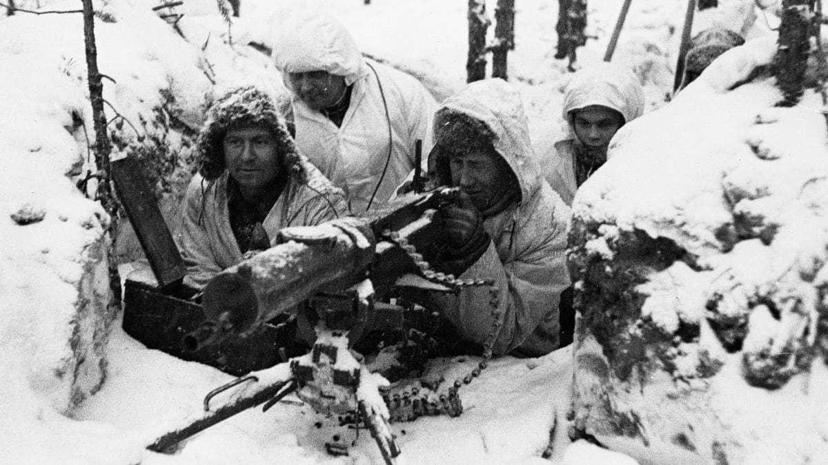 Skupina finských vojáků s kulometem Maxim.