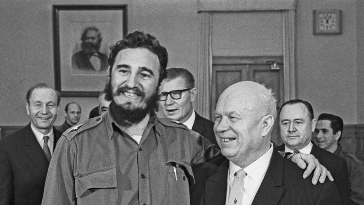 Nikita Chruščov ve vřelém objetí s kubánským vůdcem Fidelem Castrem v roce 1964