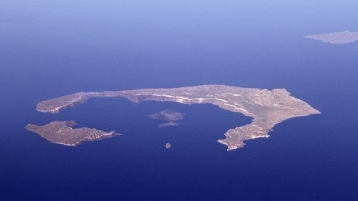 Letecký pohled na Santorini mnohé napovídá