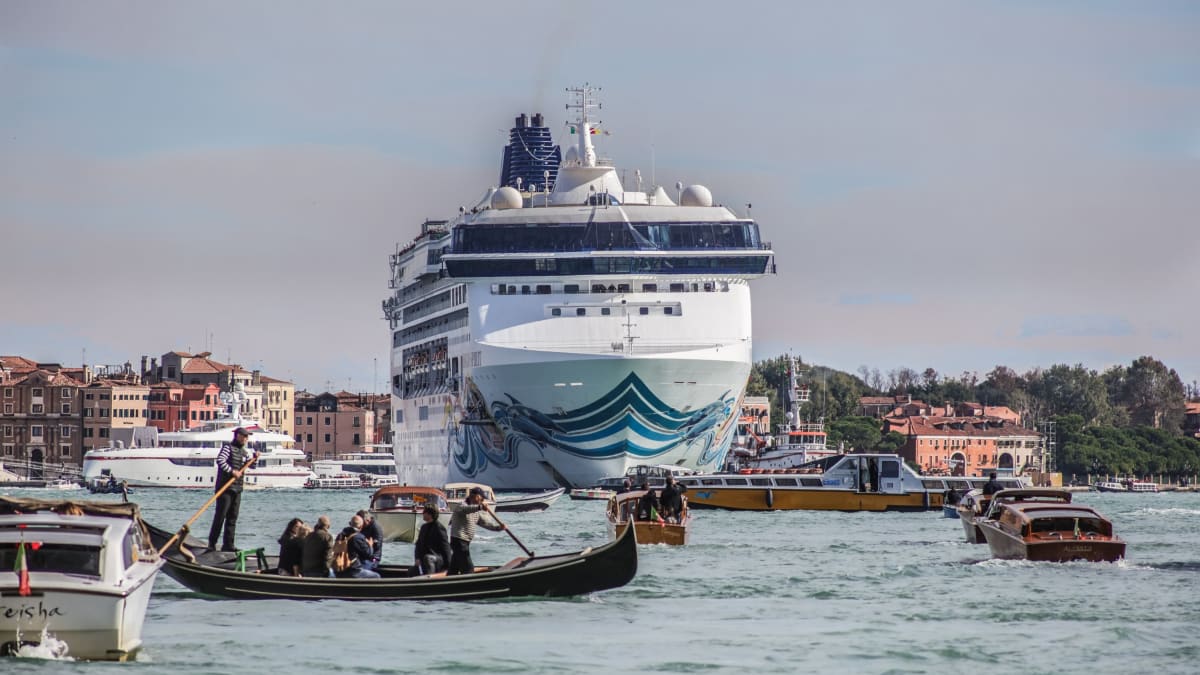 Turisté berou Benátky útokem ze souše i z moře