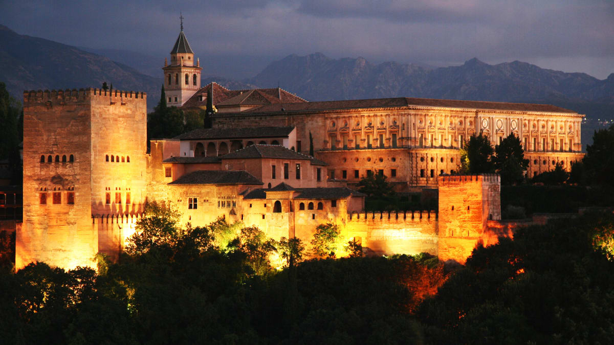 Romanticky nasvícená Alhambra