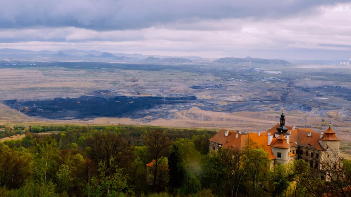 Zámek Jezeří na Mostecku je mementem sedmi obcí, které musely ustoupit povrchové těžbě uhlí.