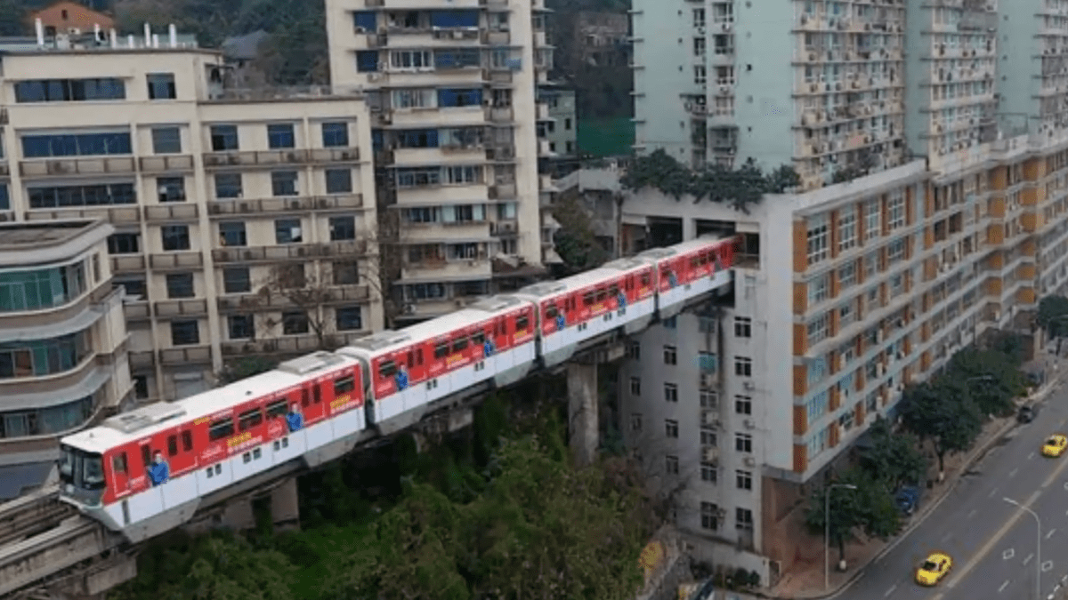 V Číně jezdí vlaky skrz obytnou budovu