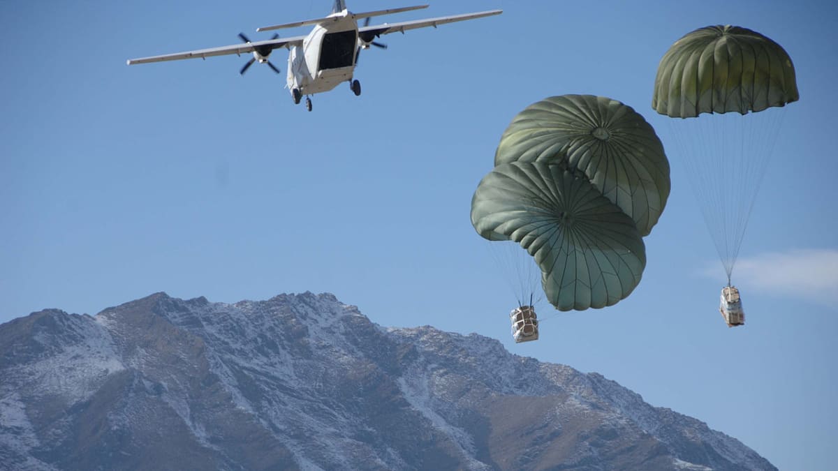 Letoun Casa 212 soukromé kontraktorské společnosti Backwater shazuje zásoby americkým vojákům v Afghánistánu