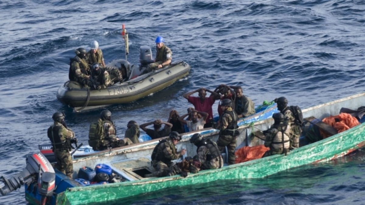 Somálští piráti zajatí francouzským námořnictvem