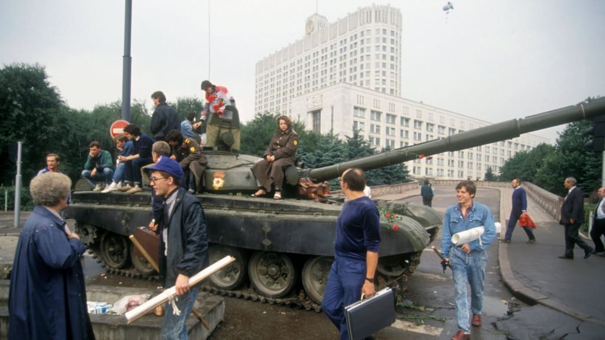 Tank před bílým domem v Moskvě