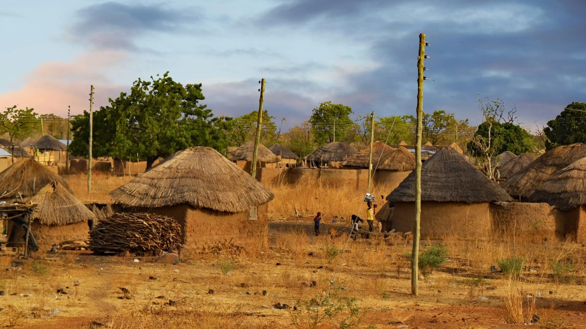 Africká vesnice - domy s hliněnými podlahami