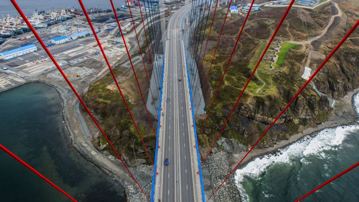 Ruský most ve Vladivostoku - pohled seshora