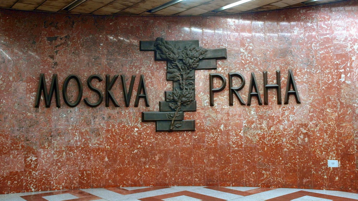 Nápis a reliéf ve vestibulu stanice metra Anděl připomínající její dřívější jméno