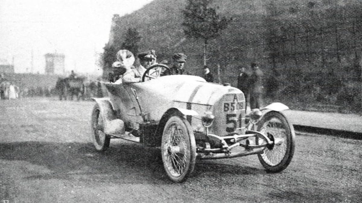 Ferdinand Porsche vítězí v závodu v roce 1910.
