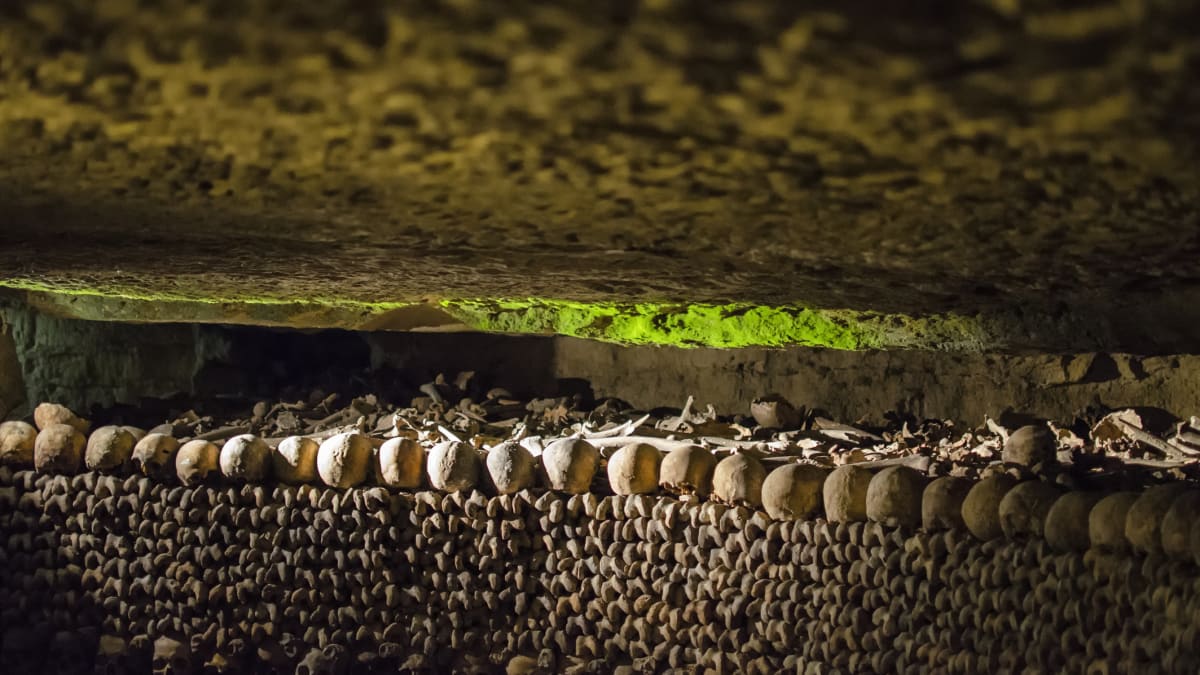 Láká vás ponurost? Tak pařížské katakomby jsou pro vás tím pravým místem.