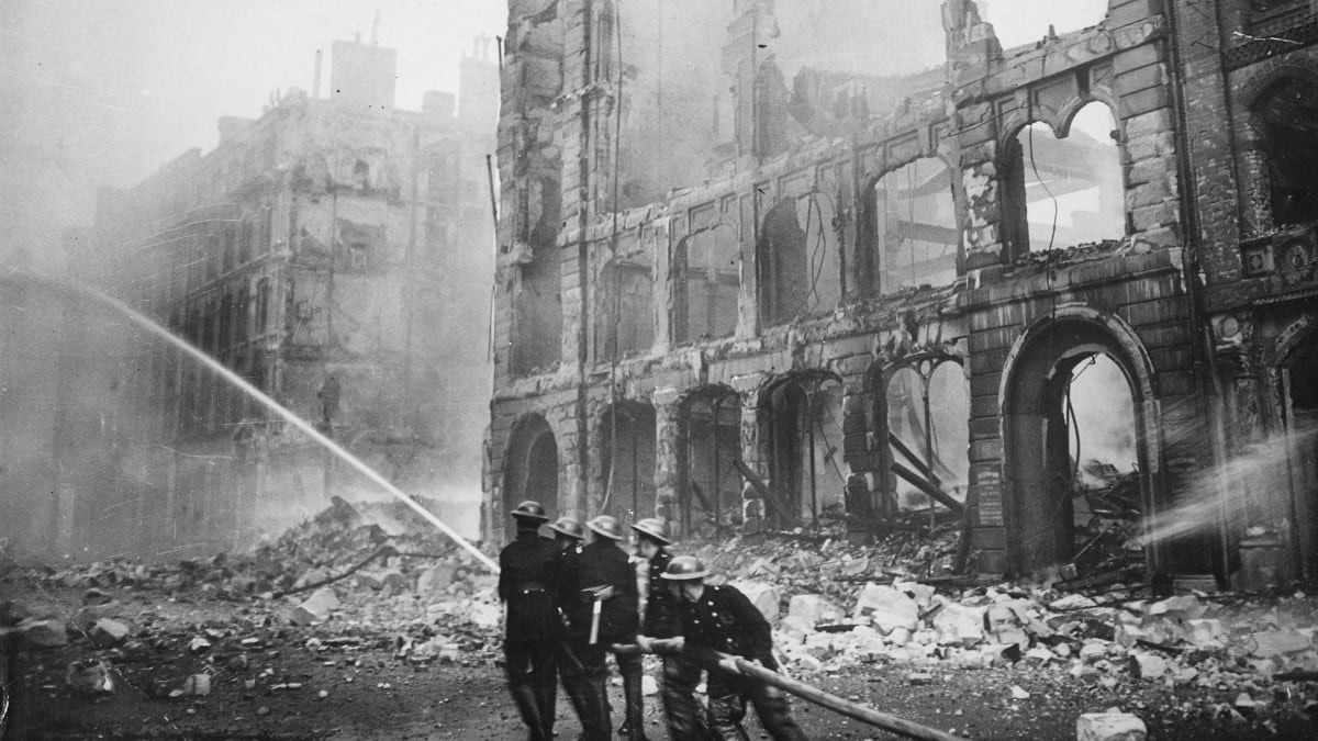 Londýnští hasiči bojují s požárem během Blitzu.