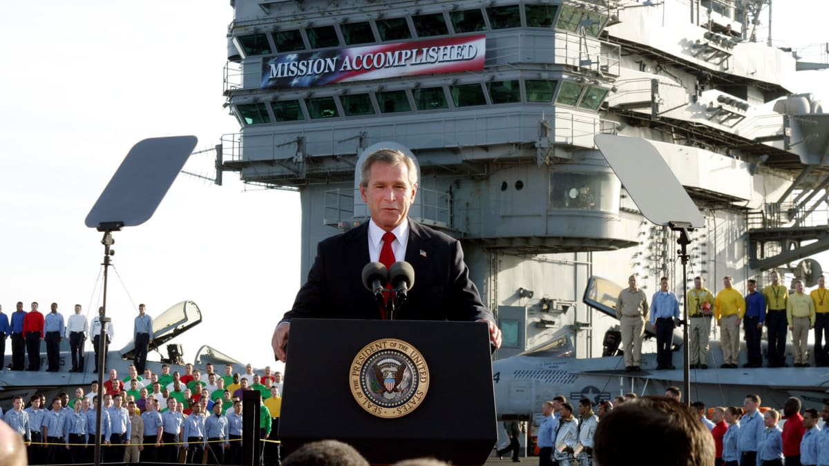 George Bush oznamuje na palubě letadlové lodi USS Abraham Lincoln dosažení hlavních bojových cílů v Iráku a Afghánistánu (květen 2003).