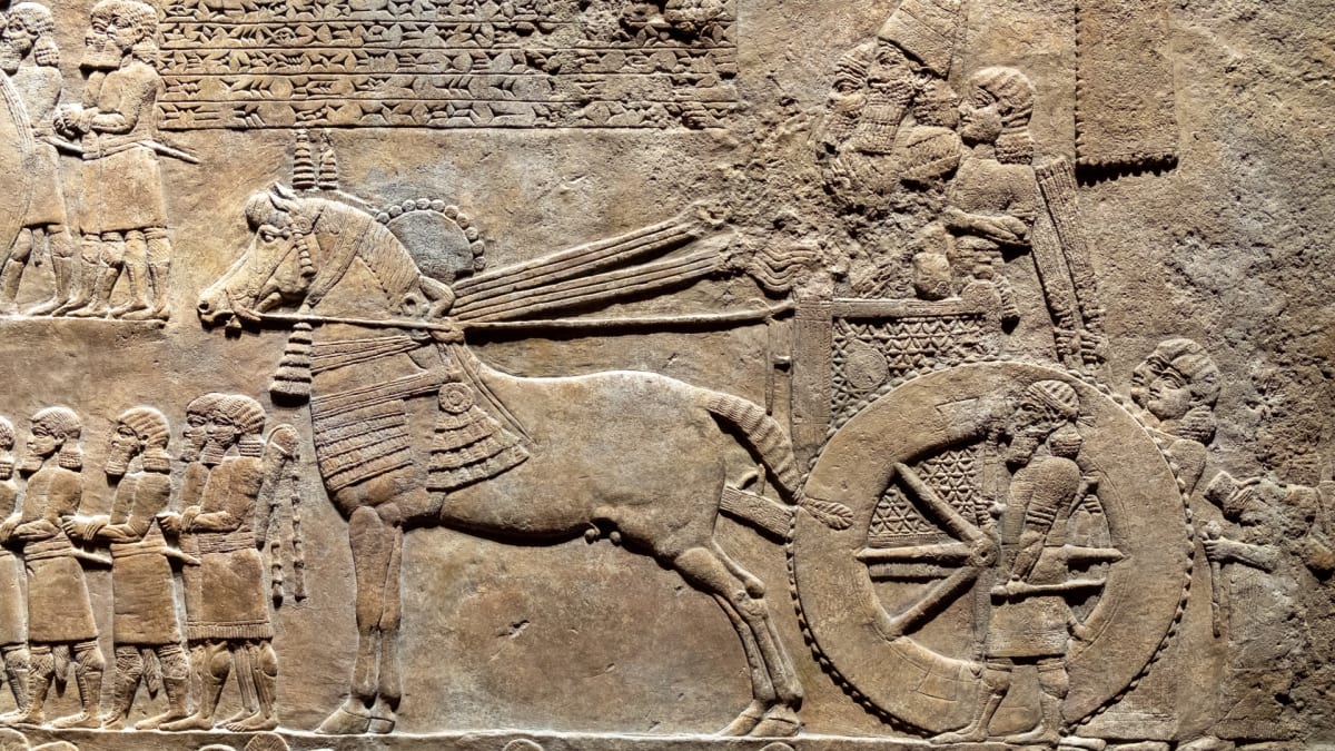 Novoasyrský král Aššurbanipal na inspekci v 7. století př. n. l.