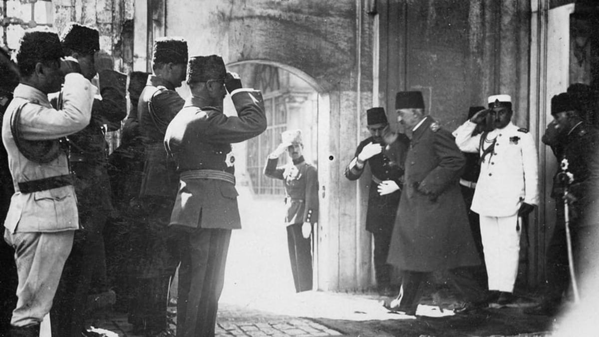 Poslední sultán Mehmed VI. opouští Istanbul v listopadu 1922