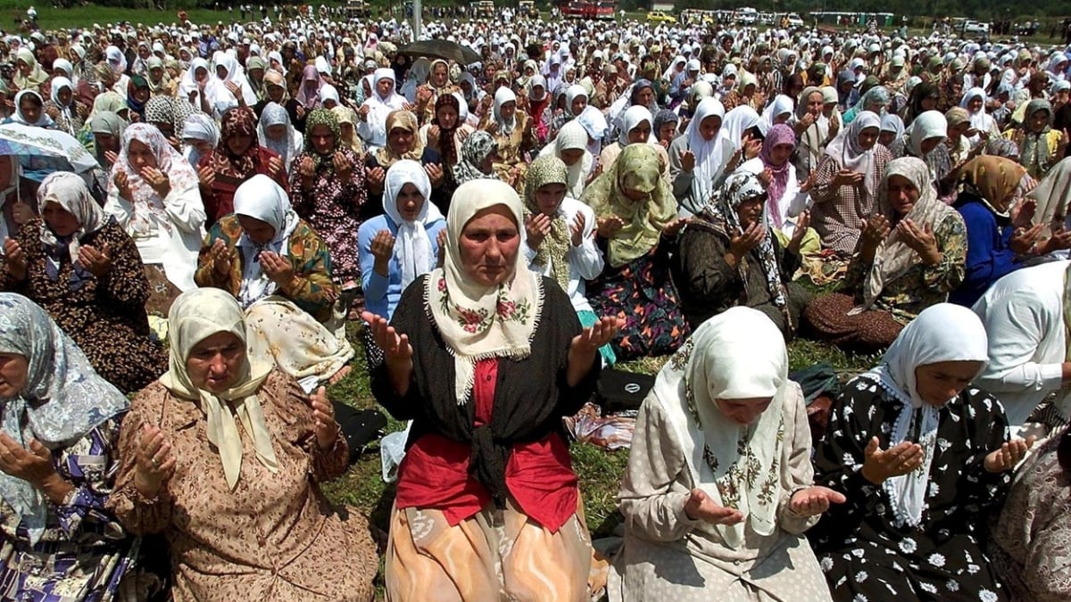 Bosenské ženy se modlí na místě, kde bylo povražděno 7500 Bosenských Muslimů