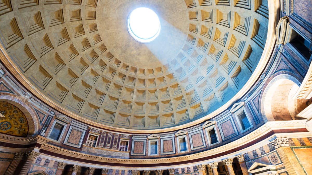 Slunce dopadající dovnitř Pantheonu v Římě