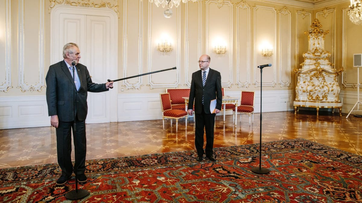 Premiér Bohuslav Sobotka (ČSSD) neměl vřelé vztahy ani s prezidentem Zemanem, který je dalším hostem večeře.