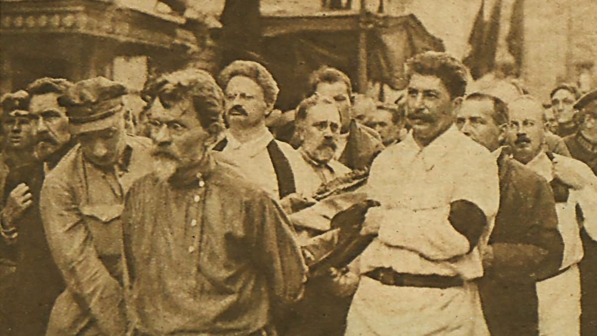 Rakev Felixe Dzeržinského 30. července 1926 nesou „soudruzi ve zbrani“ – zleva Rykov, Kalinin, Trockij, Kameněv, Stalin, Tomskij a Bucharin. Stalin postupně všechny odstranil