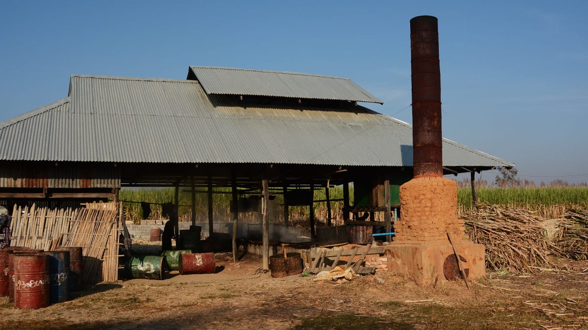 Rodinná továrna na výrobu melasy v Barmě