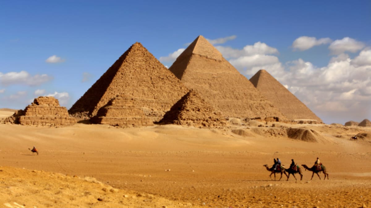 V blízkosti domů kolem velkých pyramid se dnes v zemi objevují výkopy a šachty mizící hluboko v zemi.