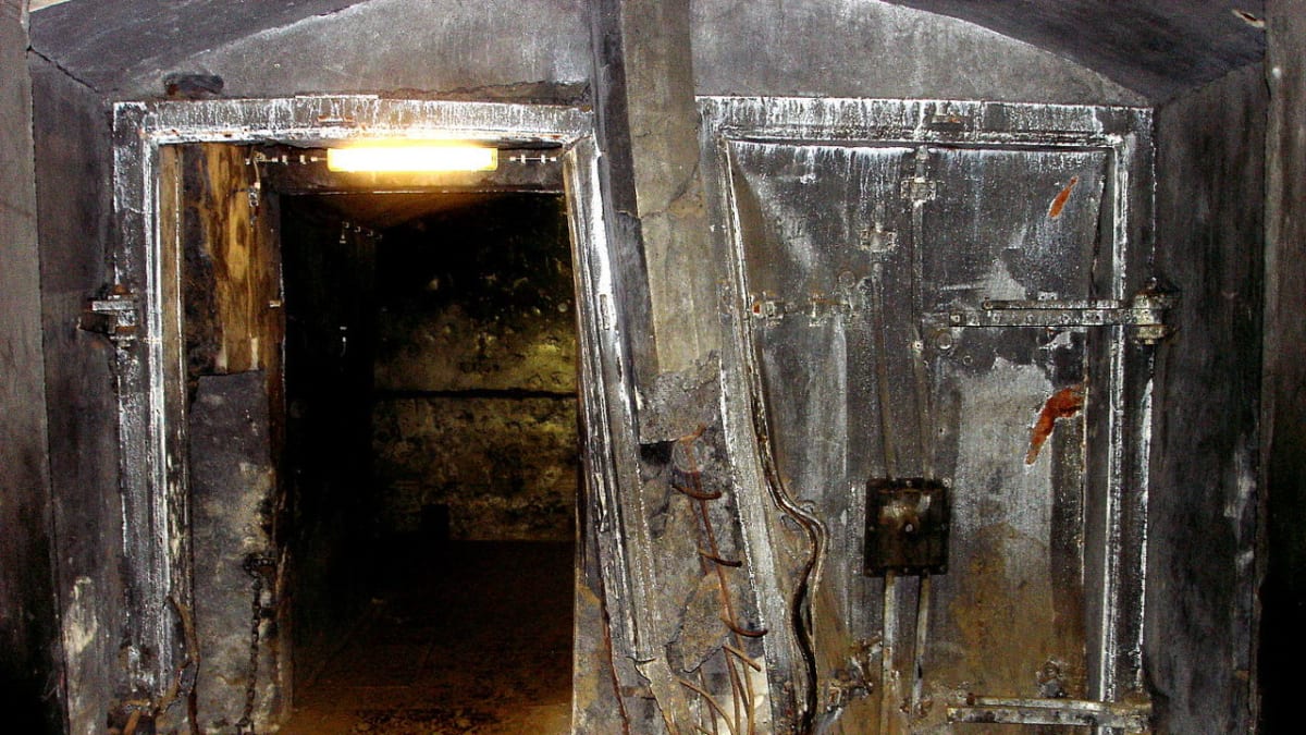 Pancéřové dveře odstřelené invazní jednotkou při průniku do pevnosti pod jednou z věží
