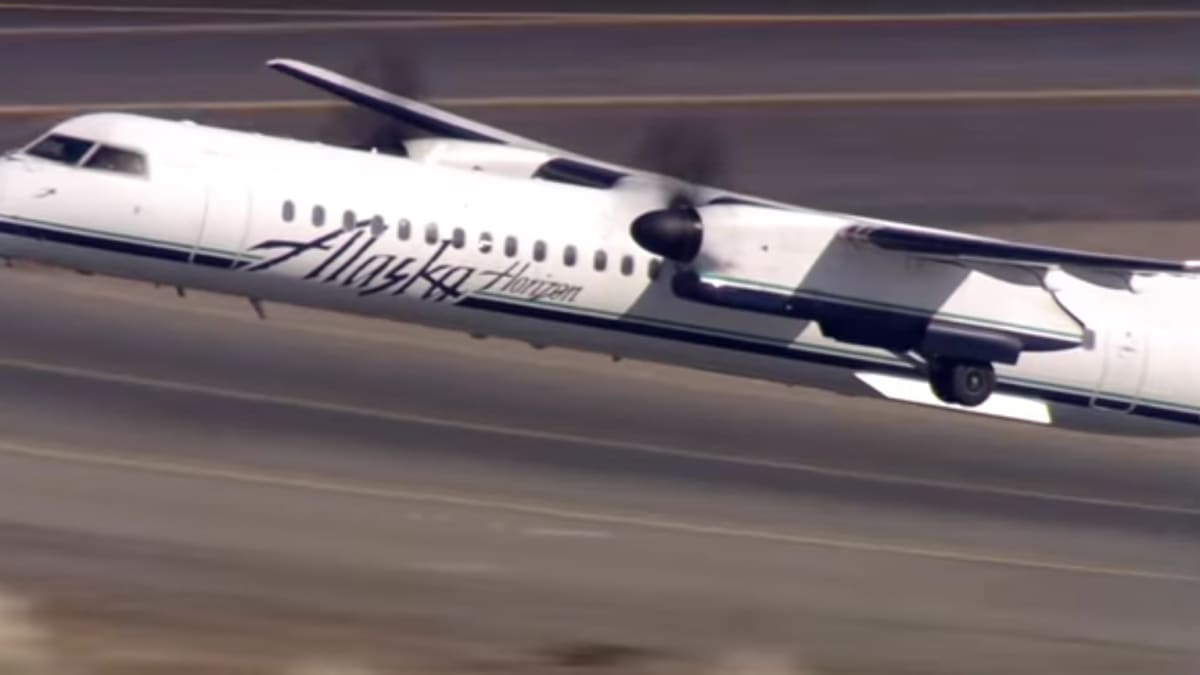 Unesený turbovrtulový Q400 Bombardier právě startuje z letiště v Seattlu. V letadle je jediný člověk: pilot-sebevrah