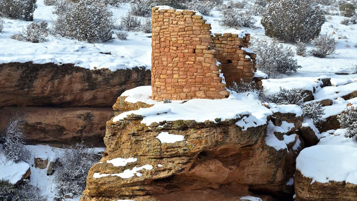 zasněžené ruiny - obydlí kultury Anasazi