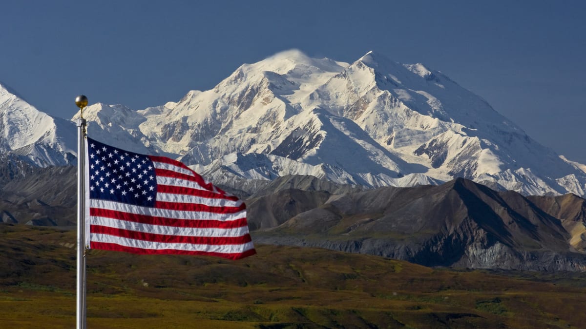 Mount McKinley s americkou vlajkou