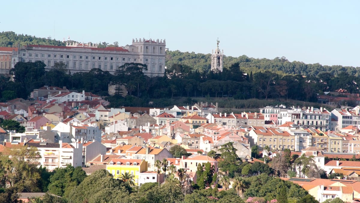 Kopec Ajuda u Lisabonu, kde stávaly královské stany a kde je dnes zděný palác