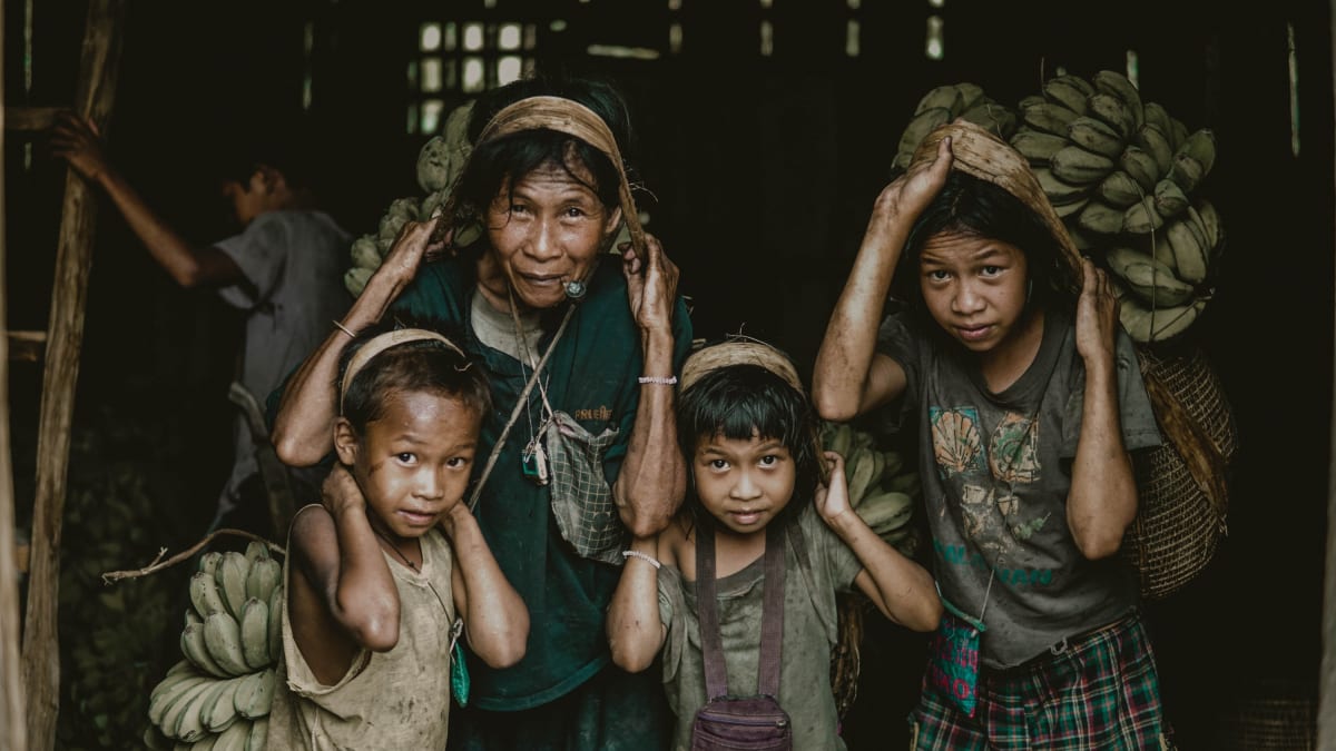 Rodina na Filipínách - jedné ze zemí, kde jsou životní podmínky nelehké.