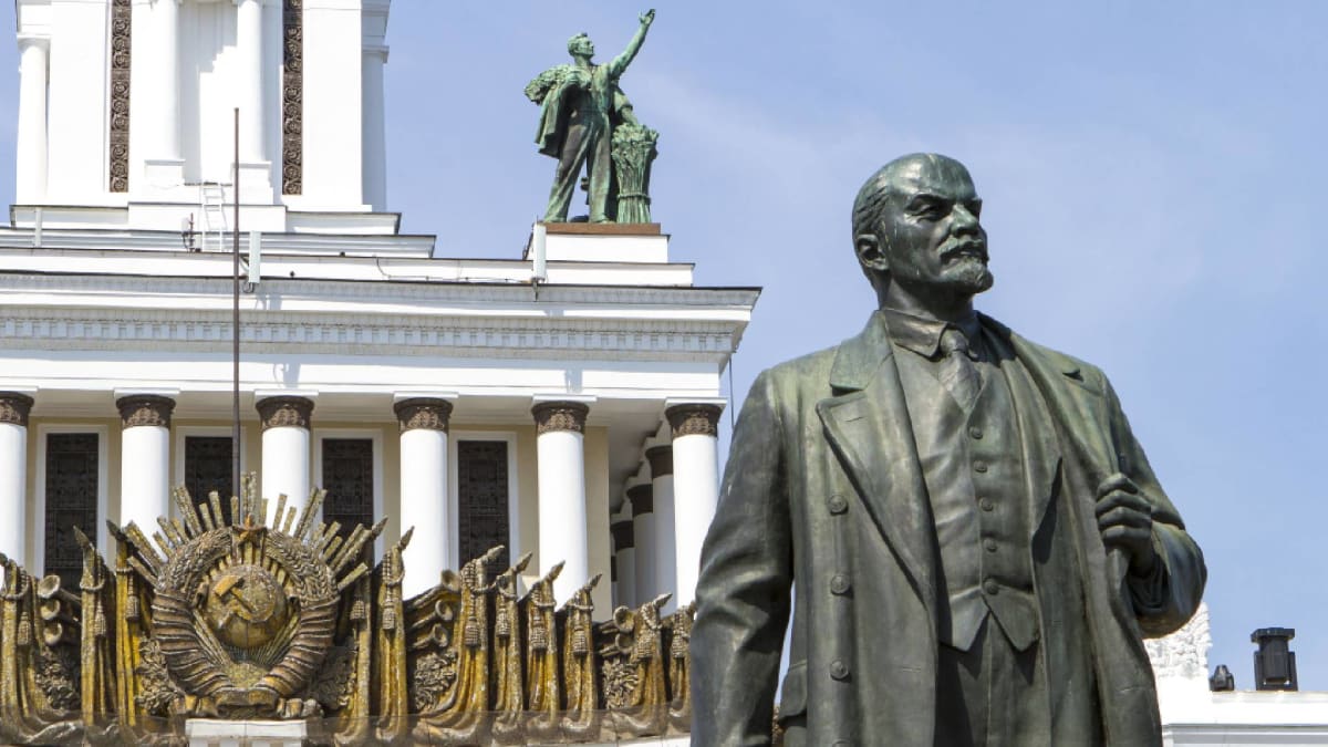 Vladimír Iljič Lenin hledí k zářivým zítřkům