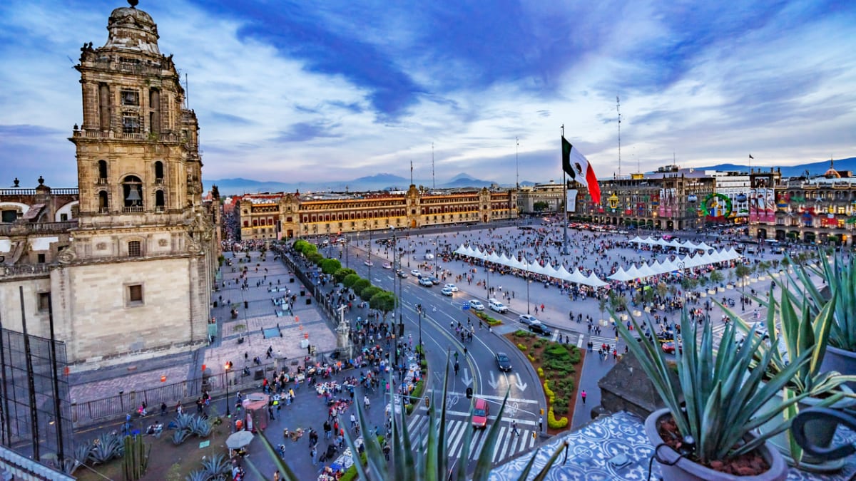 Zócalo, historické náměstí v Mexico City stojí na místě původního Tenochtitlánu