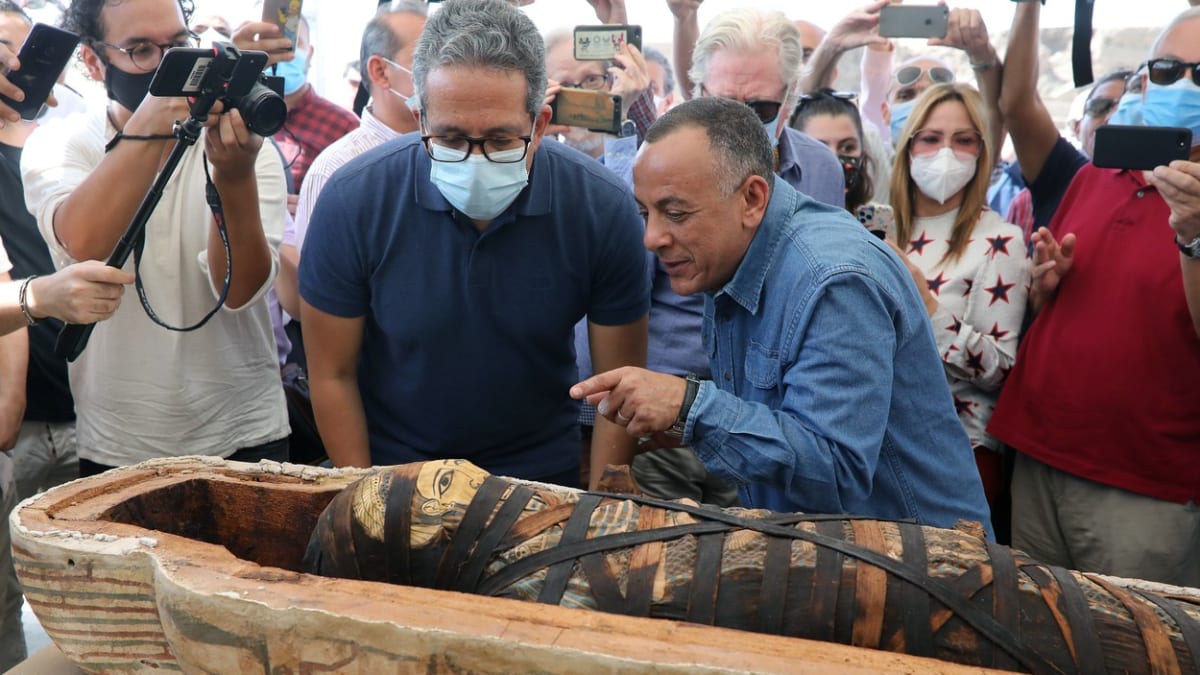 Egyptský ministr Chálid Ananí (v roušce) zkoumá mumii odkrytou poprvé po 2500 letech