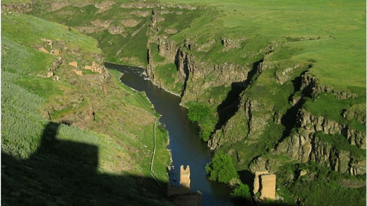 Kaňon řeky Arpa Čayi, za níž leží Arménie