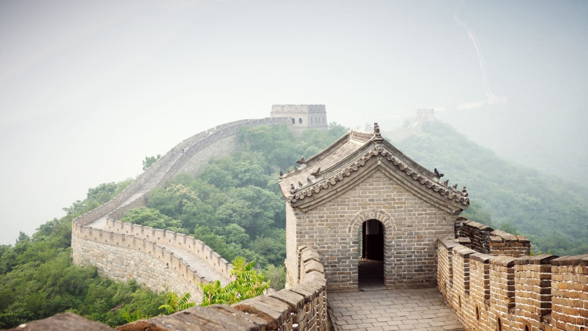 Velká čínská zeď patří k typickým poznávacím znamením Říše středu.