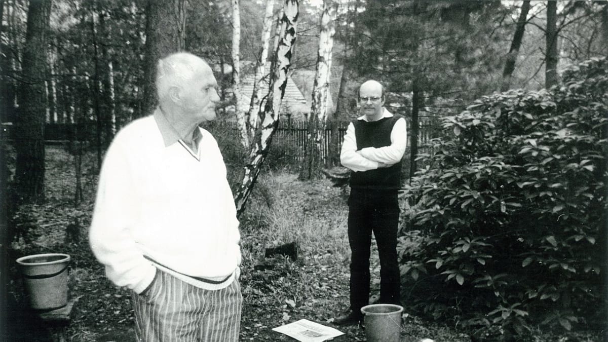 Bohumil Hrabal na zahradě své chaty v Kersku 1989 (vpravo básník Jaromír Pelc)