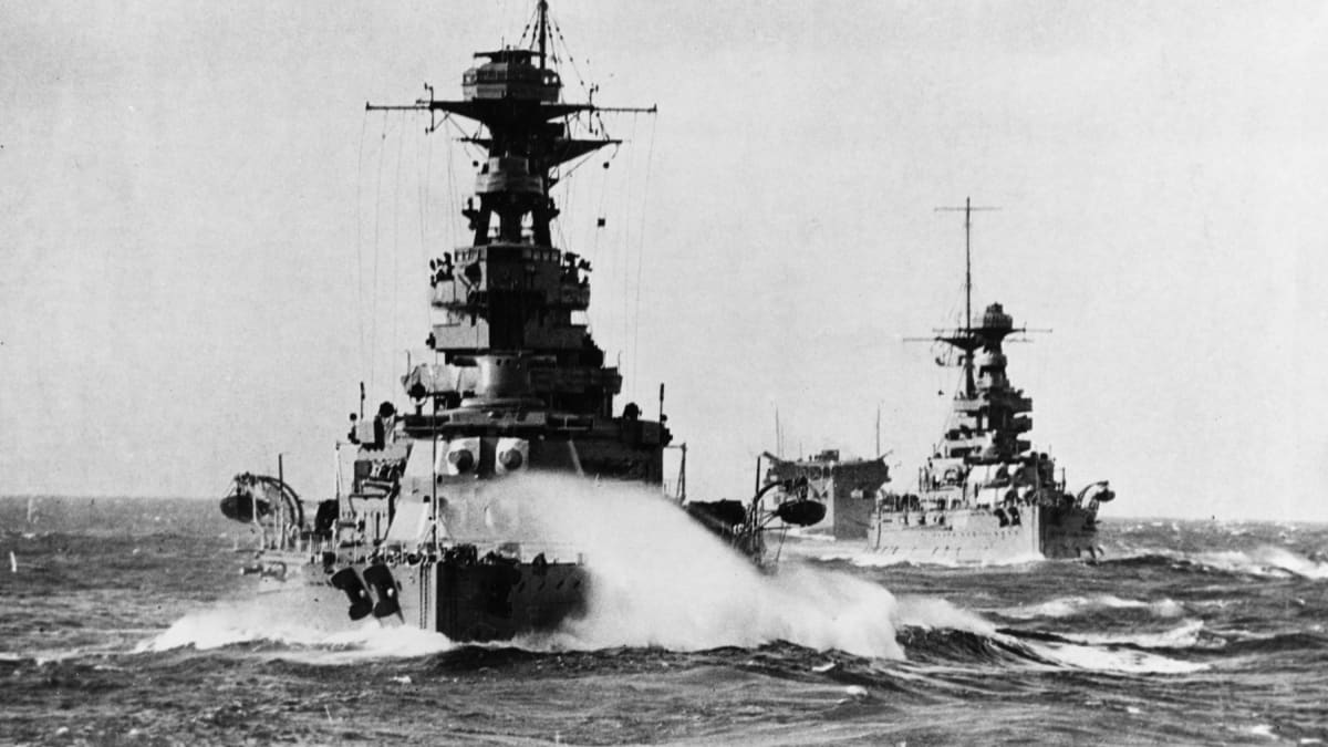 Bitevní loď Barham následovaná bitevní lodí Malaya a letadlovou lodí Argus