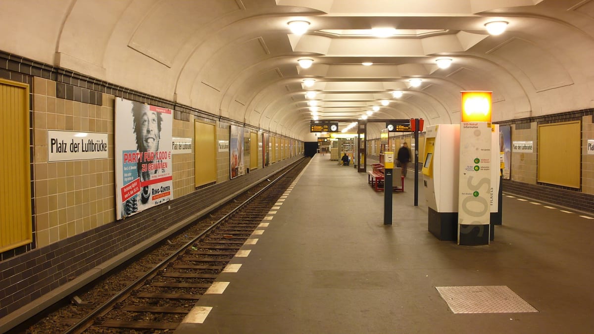 Hon na Hitlera - stanice metra