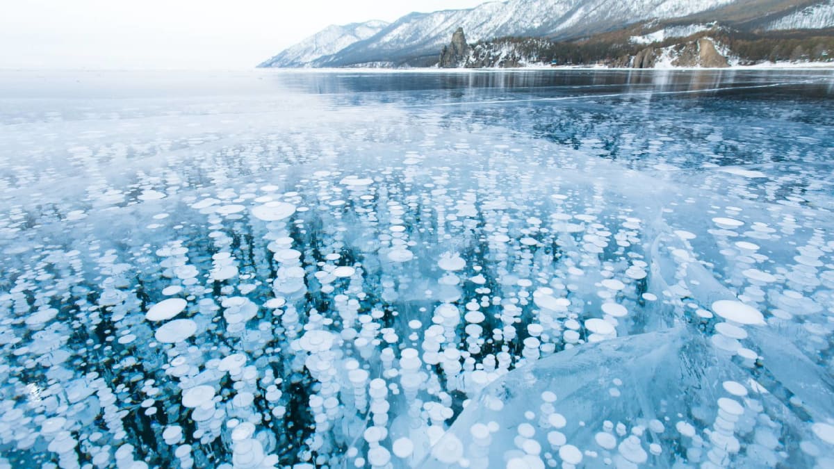Bajkal je samé překvapení – tohle jsou bubliny metanu zamrzlé v ledu