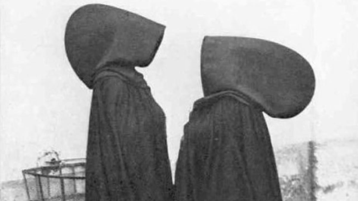 Dvě zahalené ženy v tradiční azorské kápi
