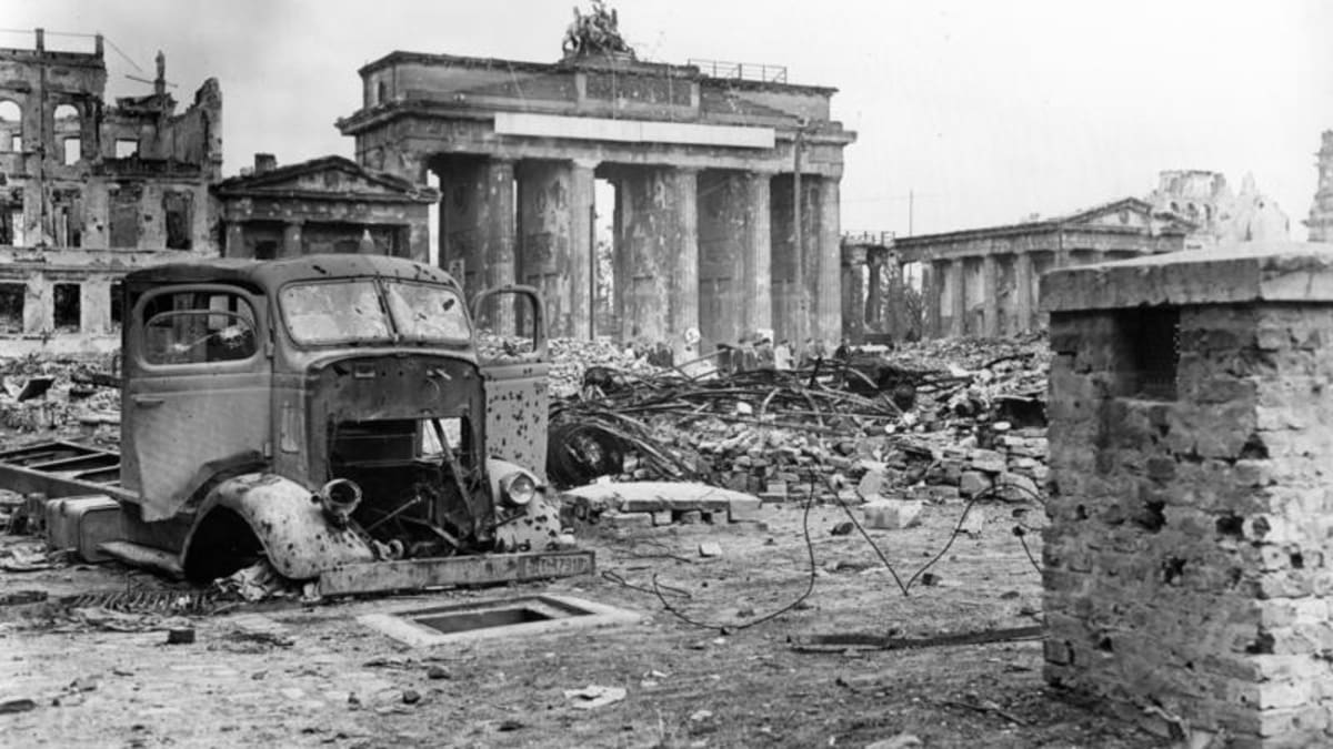 Zničené okolí Braniborské brány v sousedství Reichstagu. Boje v Berlíně skončily 2. května 1945