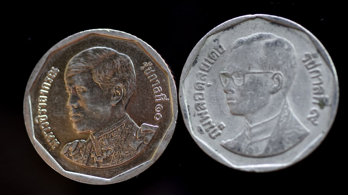 Bývalý (vpravo) a současný (vlevo) vladař Thajska na mincích