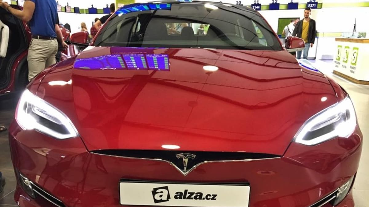 Alza začala prodávat elektromobily Tesla 10