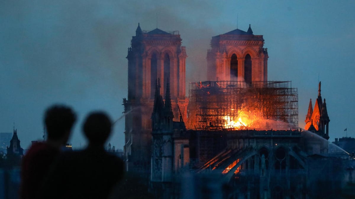 Požár katedrály Notre-Dame v Paříži - večer 15. dubna