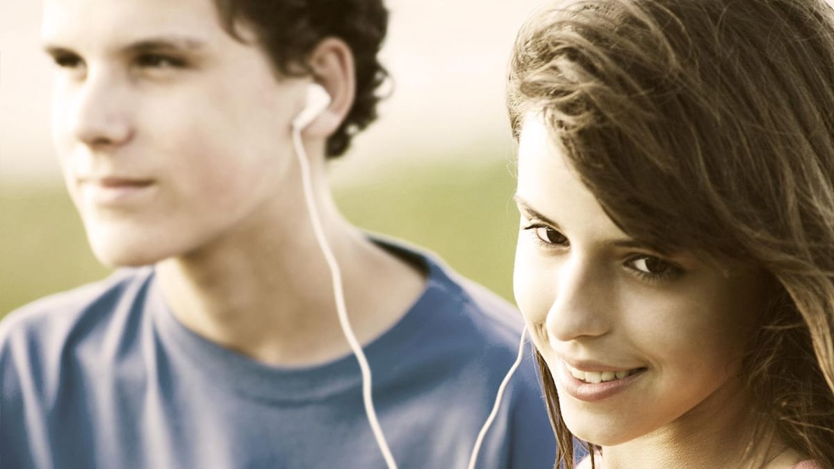 teenageři poslouchají muziku tak nějak půl na půl